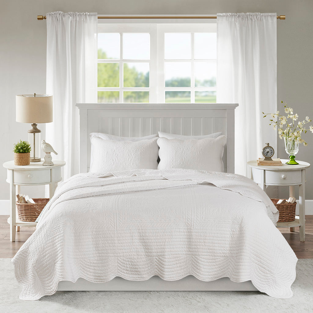 3 Piece Reversible Scalloped Edge Quilt Set White King/Cal King